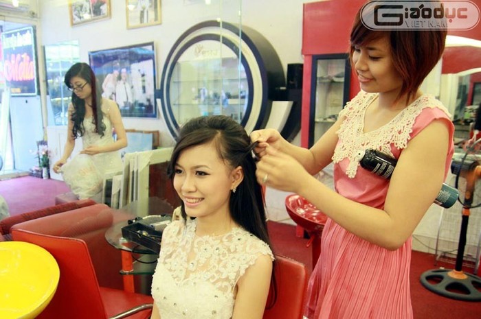Nữ sinh trong mơ đầu tiên của Việt Nam Hồ Thị Phương Thảo đang được làm tóc để chuẩn bị chụp ảnh với trang phục áo cưới tại ảnh viện áo cưới Melia, Bạch Mai, Hà Nội